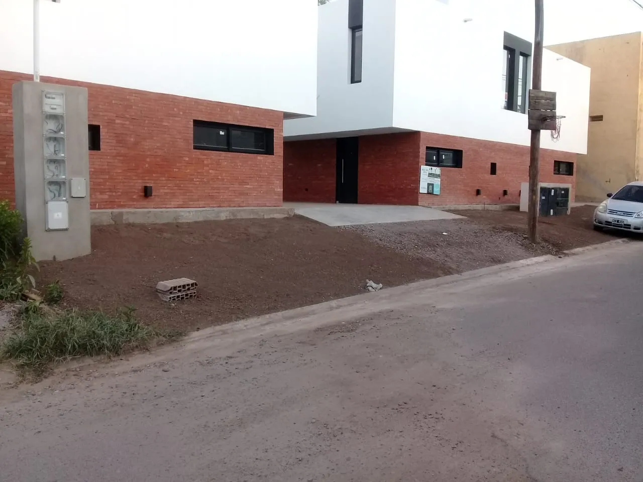 EXCELENTE DUPLEX DOS DORMITORIOS. Bº LOS PRADOS.