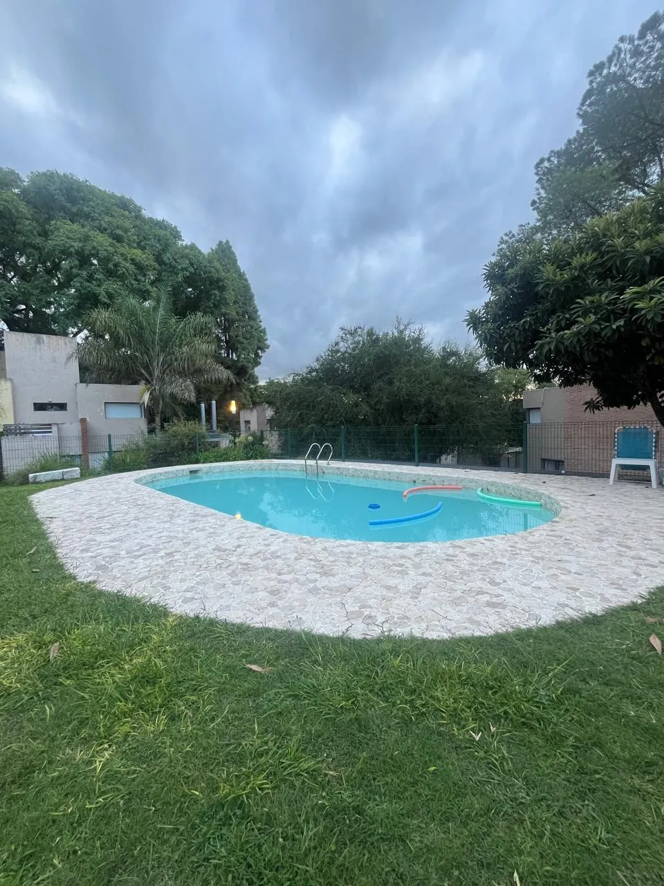 VILLA ALLENDE (SAN ALFONSO) ALQUILER DUPLEX 3 DORMIT COMPLEJO LOS ARBOLES ALDEA