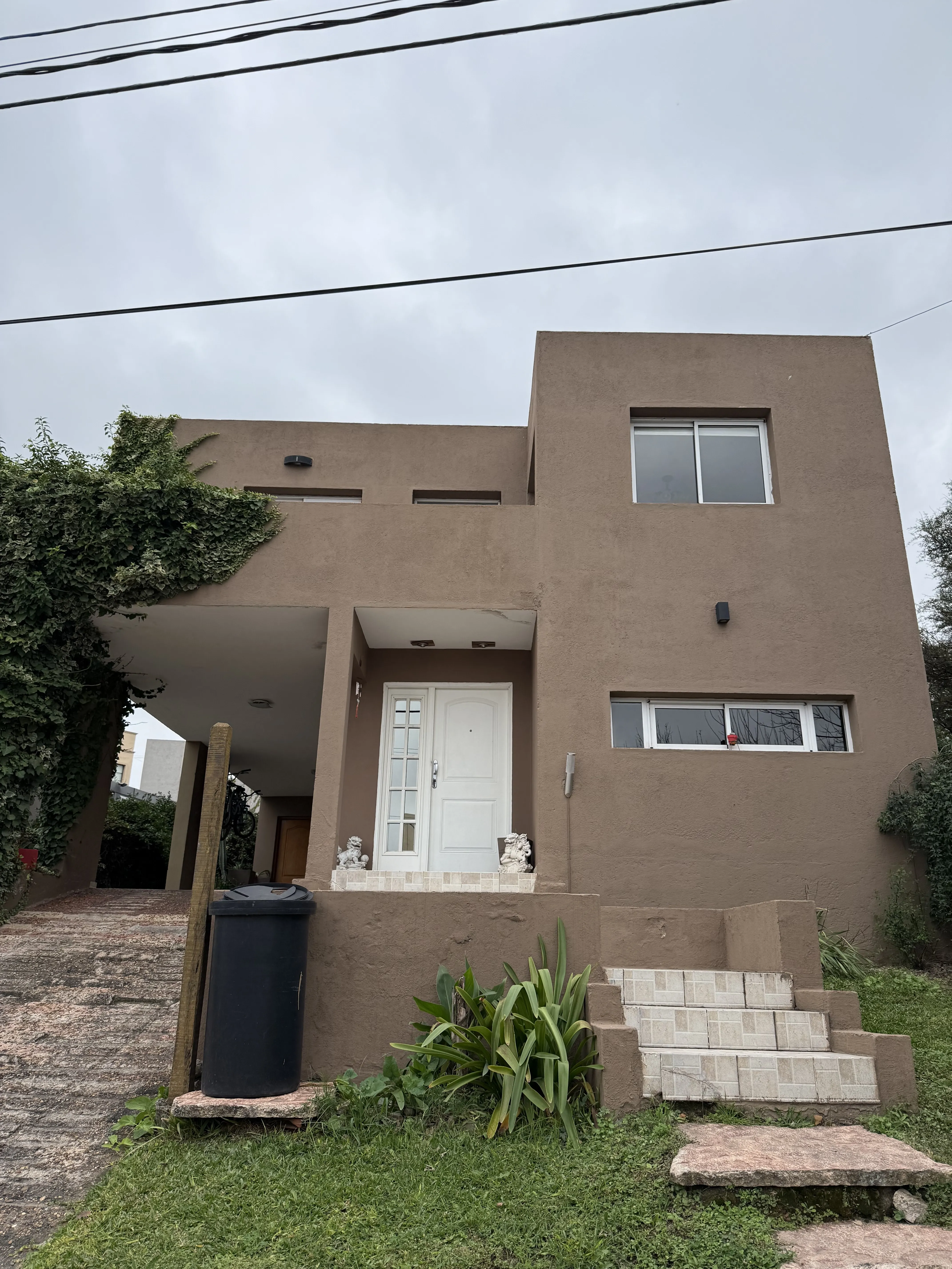 LA ESTANZUELA CASA A LA VENTA DE 3 DORMITORIOS
