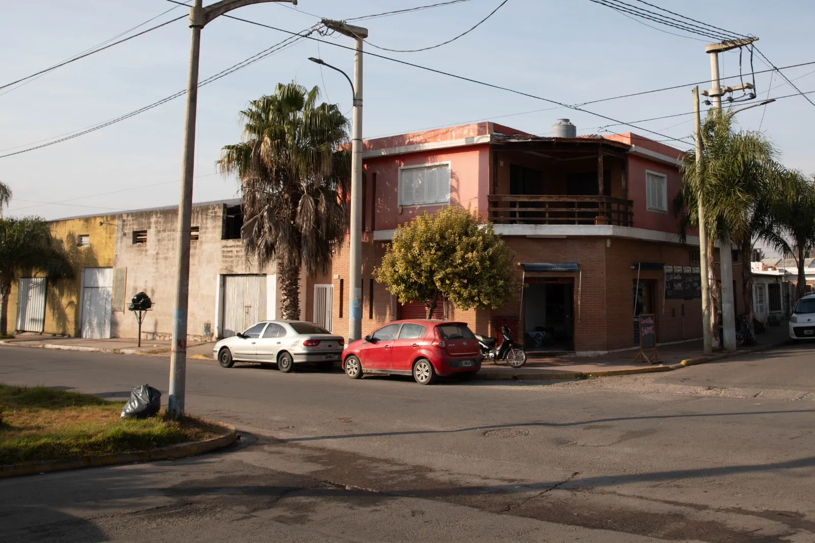 VENDEMOS - CASA 4 DORMITORIOS - 2 GALPONES - 1 LOCAL COMERCIAL