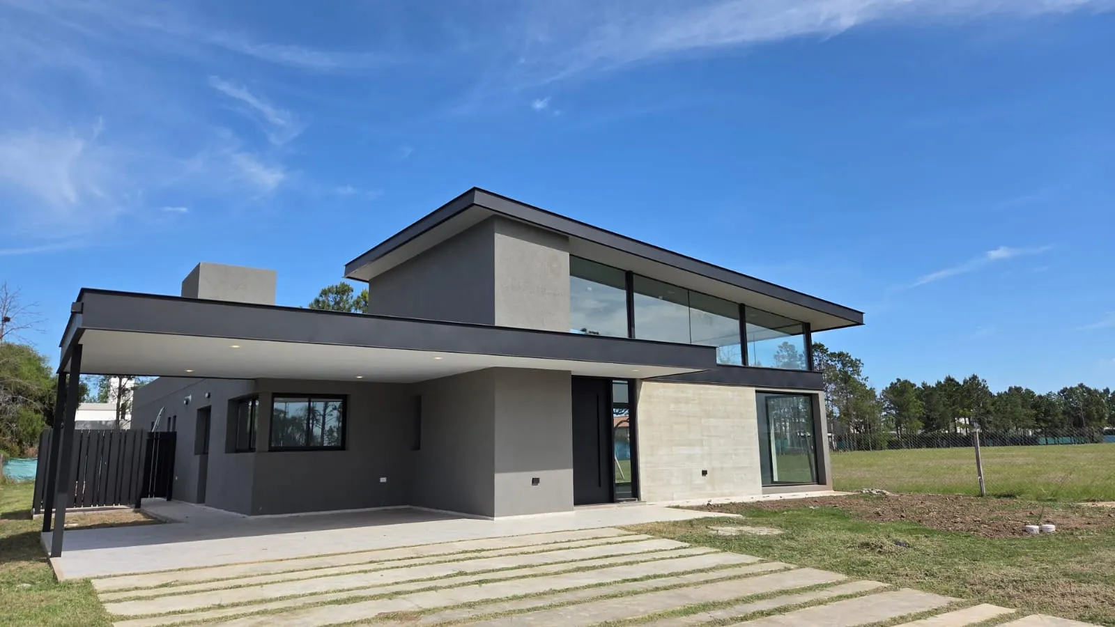 Casa a la venta 3 dormitorios, 3 baños, galería y asador en Chacras de la Villa!