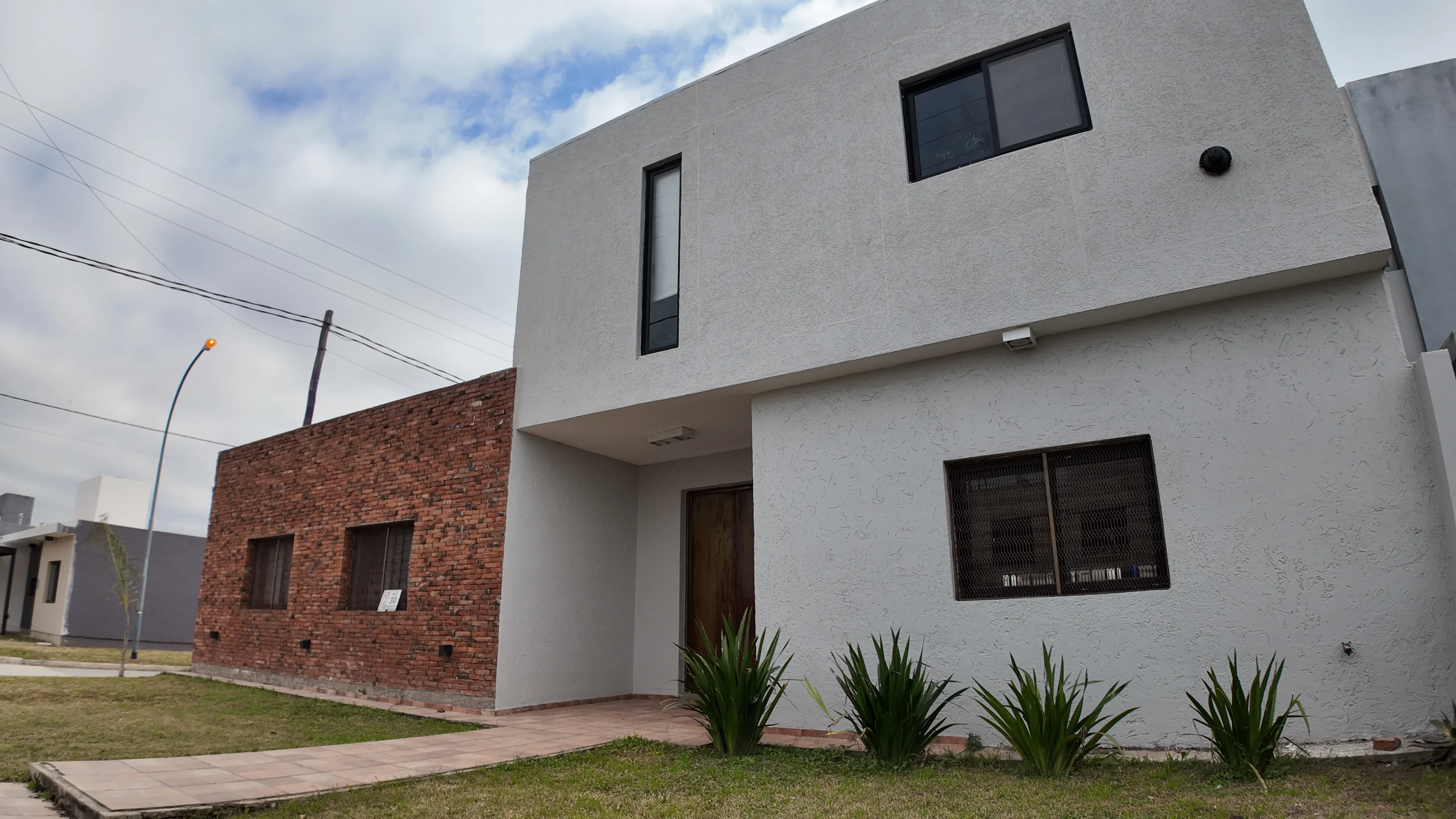 Casa 400m2 de categoría en Villa Allende, barrio con seguridad, pileta