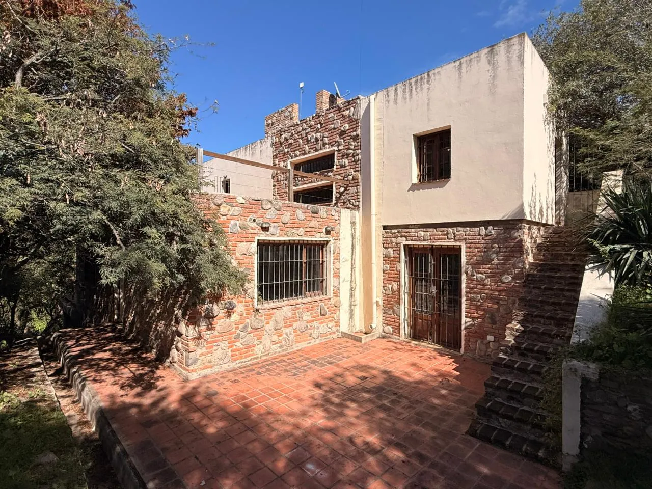 OPORTUNIDAD - VENTA CASA 2/3 DORM. - VISTA CBA. - 193 m² CUB. / 972 m² TERR.