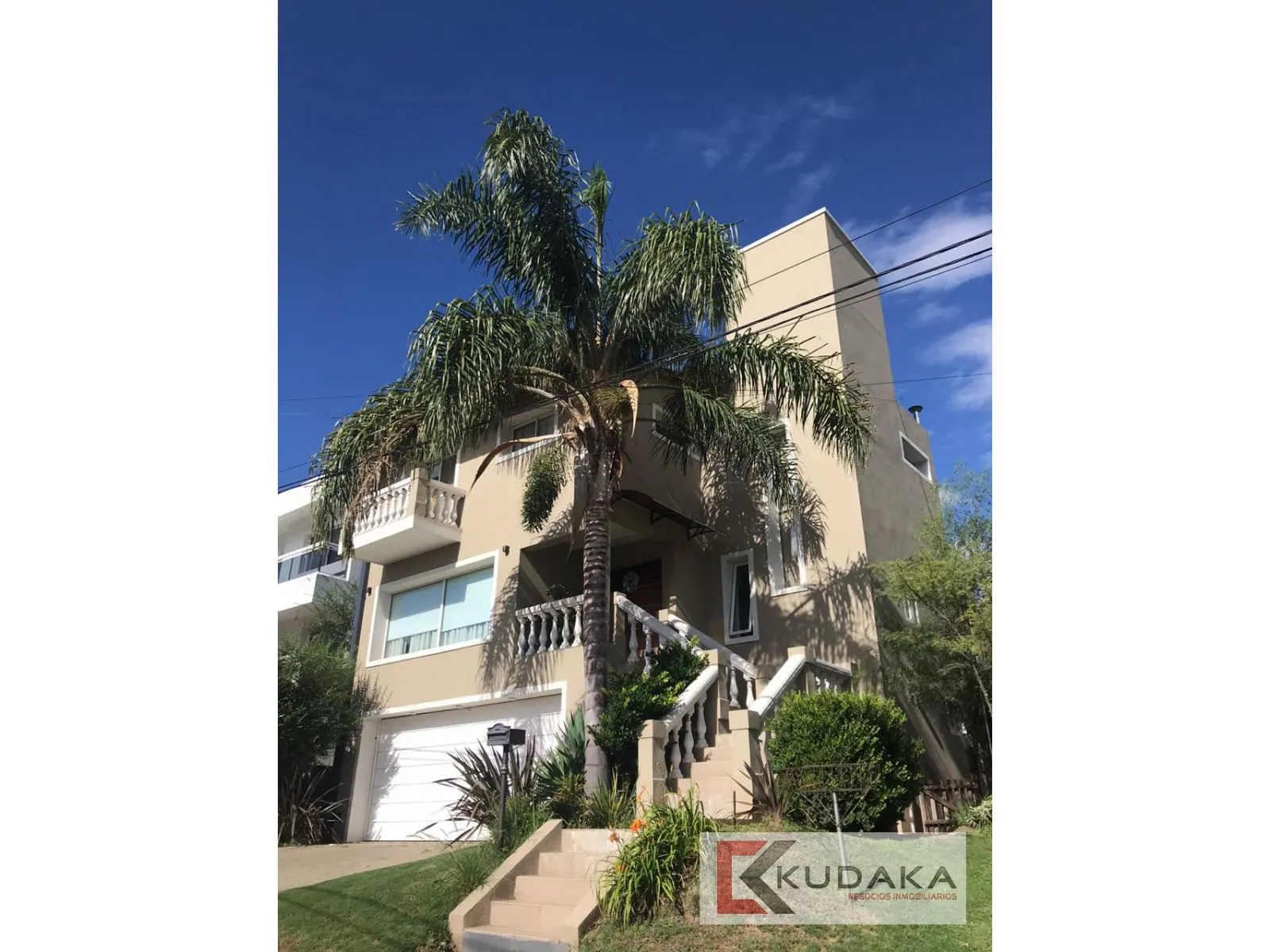 VENTA Casa en barrio cerrado La Estanzuela 1 300m2
