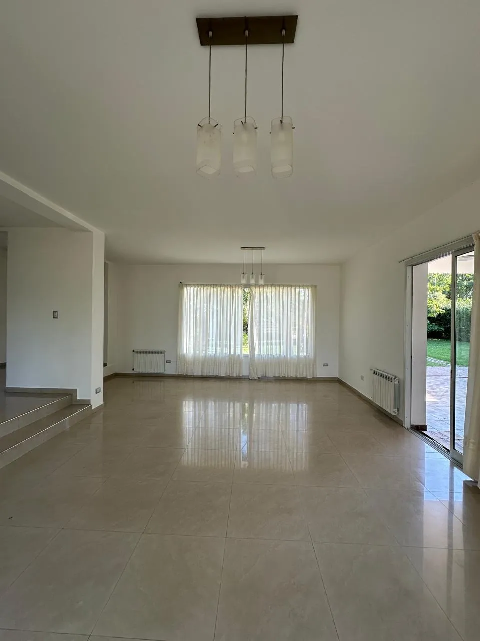 ALQ IMPORTANTE CASA EN LAS CORZUELAS, 5 DORM C/ PATIO, QUINCHO Y PILETA