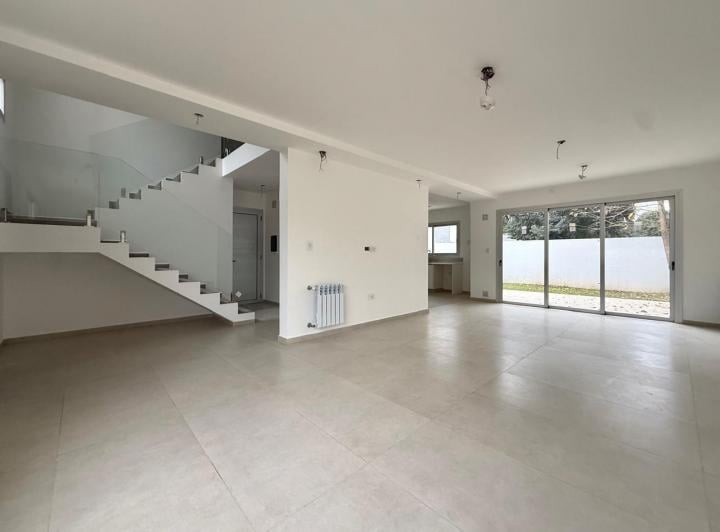 Casa · 213m² · 5 Ambientes · 2 Cocheras