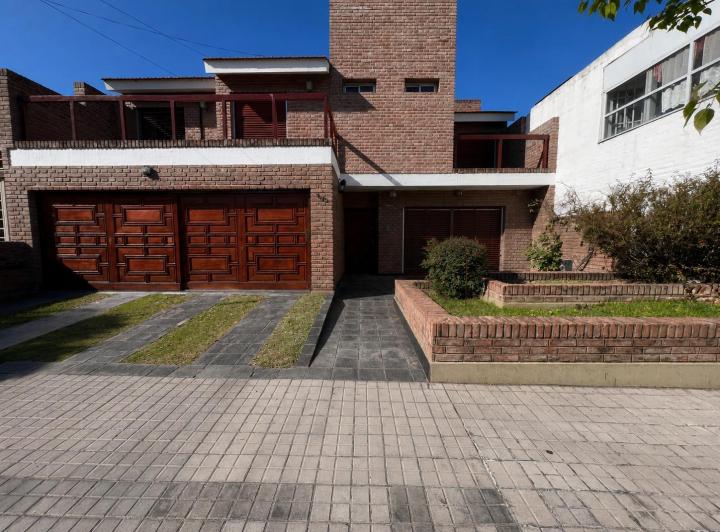 Casa · 212m² · 3 Ambientes · 4 Cocheras