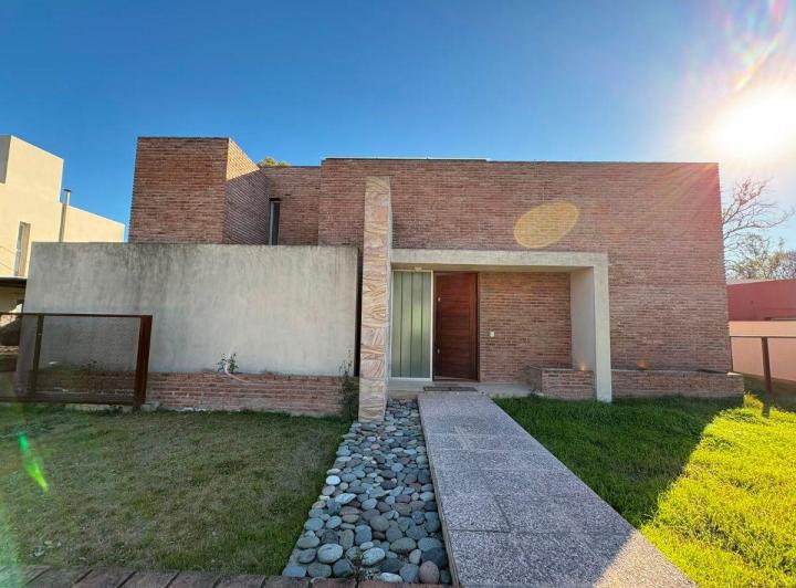 Casa · 250m² · 9 Ambientes · 3 Cocheras