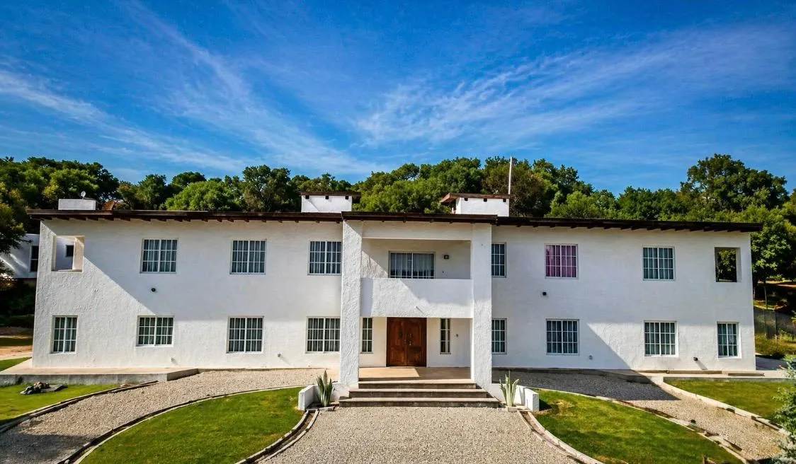 Imponente y hermosa casa en venta y/o alquiler en Estación del Carmen