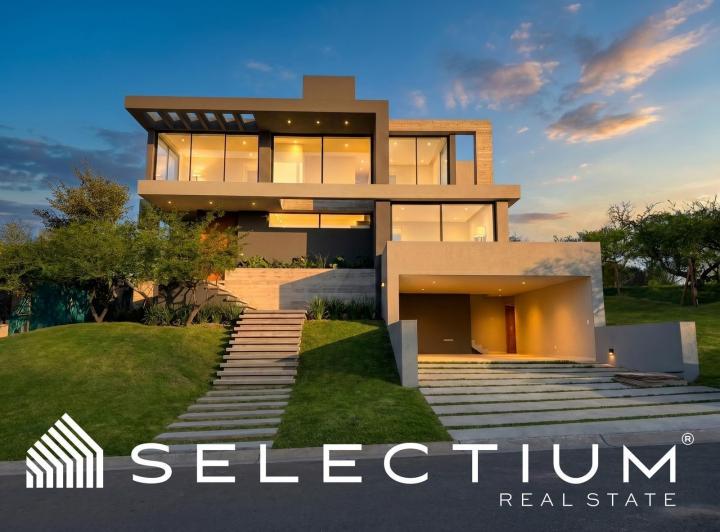 Casa · 451m² · 11 Ambientes · 2 Cocheras