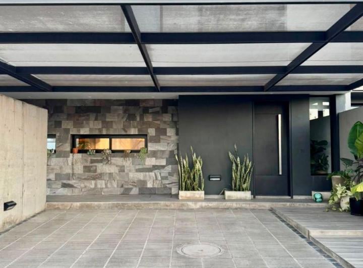 Casa · 180m² · 6 Ambientes · 2 Cocheras