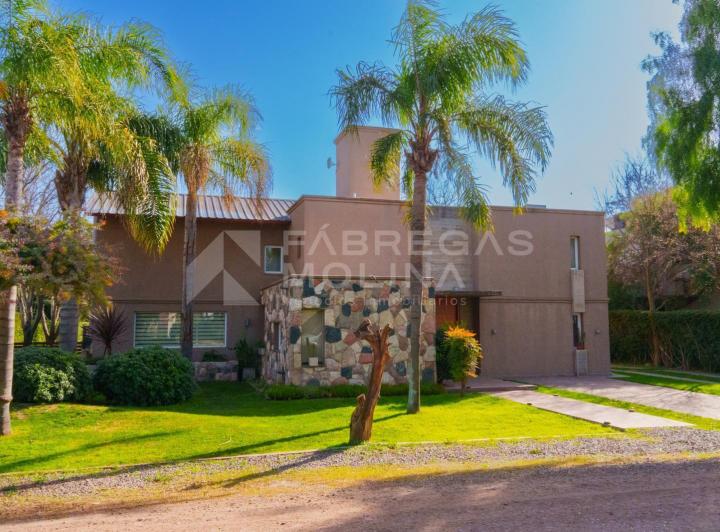 Casa · 242m² · 3 Ambientes · 2 Cocheras