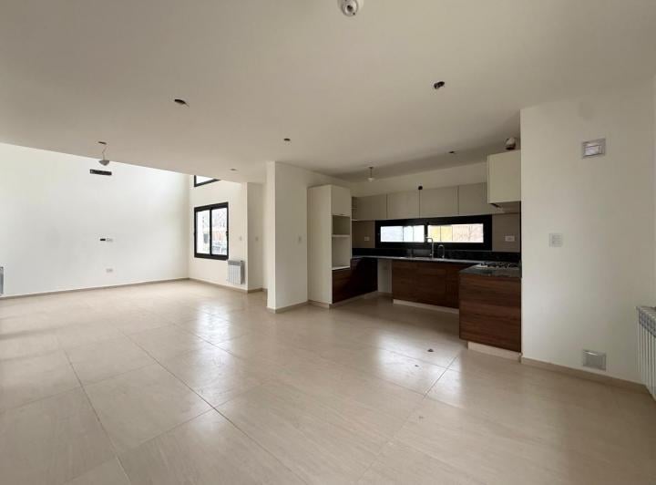 Casa · 220m² · 5 Ambientes · 2 Cocheras
