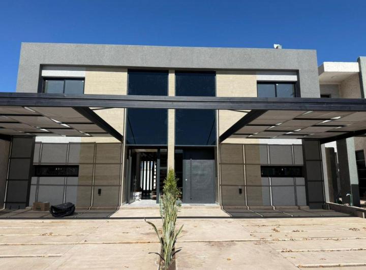 Casa · 180m² · 5 Ambientes · 2 Cocheras