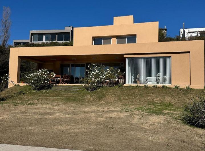 Casa · 283m² · 4 Ambientes · 2 Cocheras