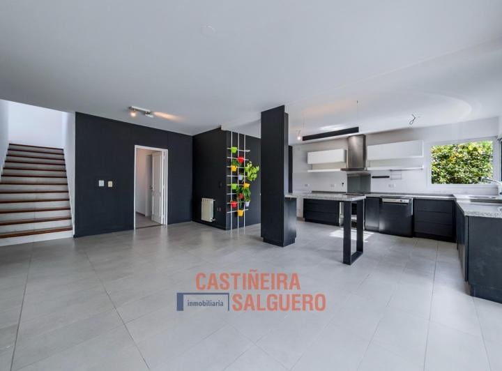 Casa · 365m² · 8 Ambientes · 4 Cocheras