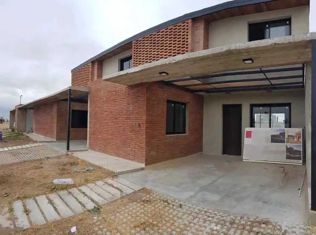 Venta CASA en housing Barrio Docta , Camino Autopista Córdoba Carlos Paz ID: 400...