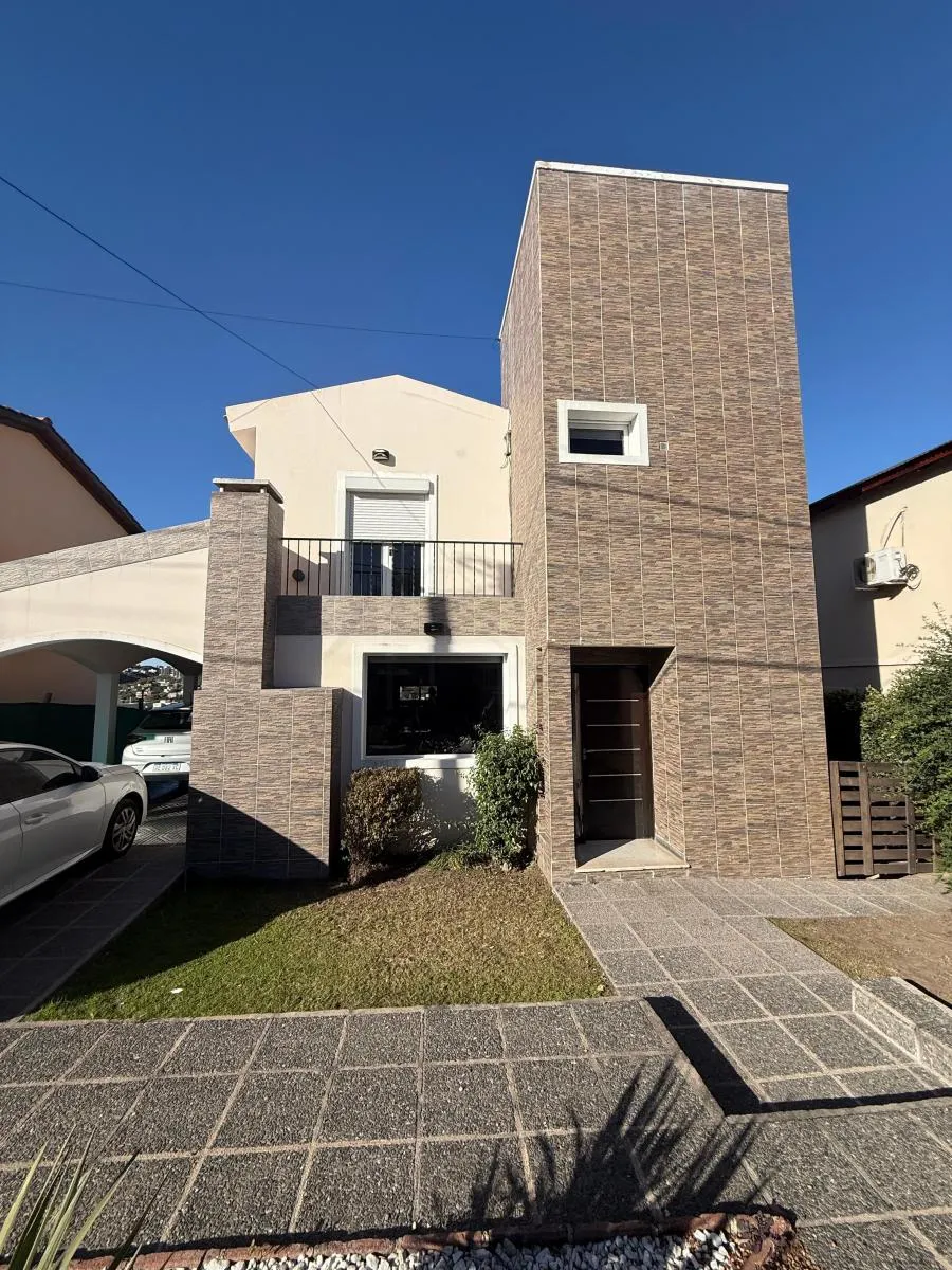 CASA EN VENTA  LA ESTANZUELA -  CASA DE 3 DORMITORIOS