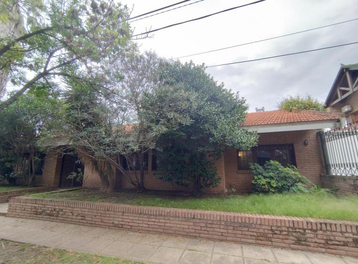 Casa · 300m² · 8 Ambientes · 3 Cocheras