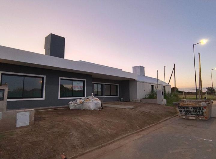 Casa · 130m² · 6 Ambientes · 2 Cocheras