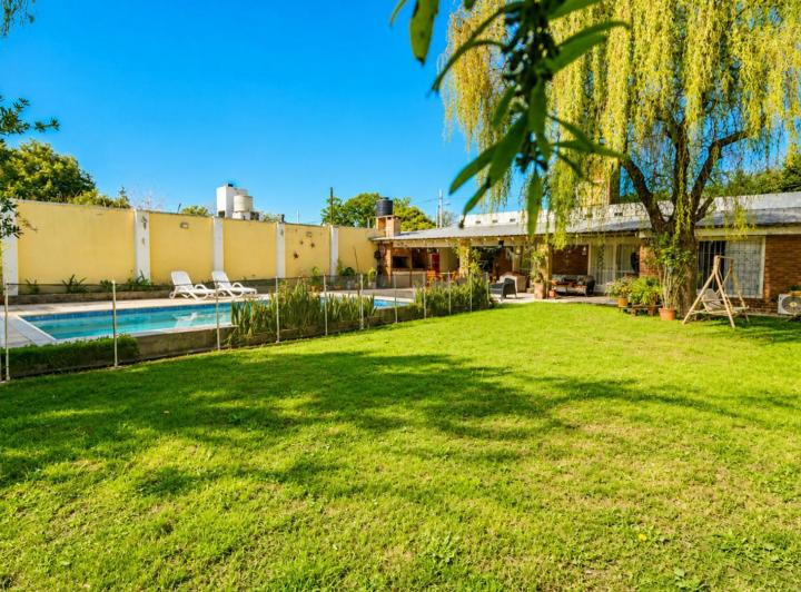Casa · 220m² · 4 Ambientes · 3 Cocheras