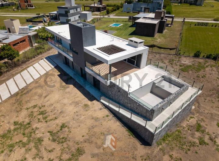 Casa · 304m² · 8 Ambientes · 2 Cocheras