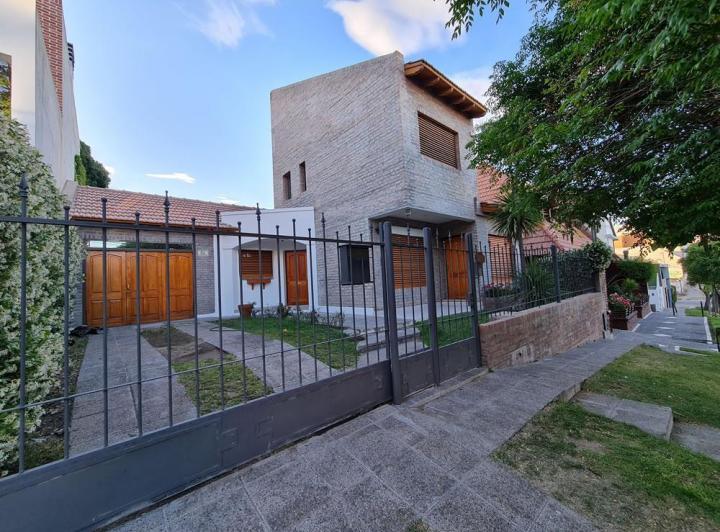 Casa · 237m² · 8 Ambientes · 2 Cocheras