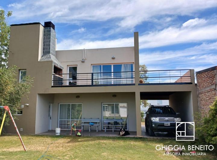 Casa · 185m² · 4 Ambientes · 2 Cocheras