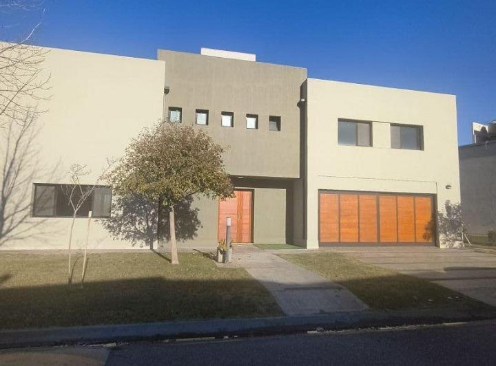 Casa · 348m² · 4 Ambientes · 1 Cochera