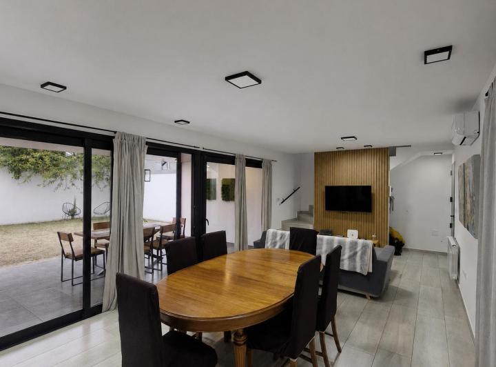 Casa · 250m² · 5 Ambientes · 2 Cocheras
