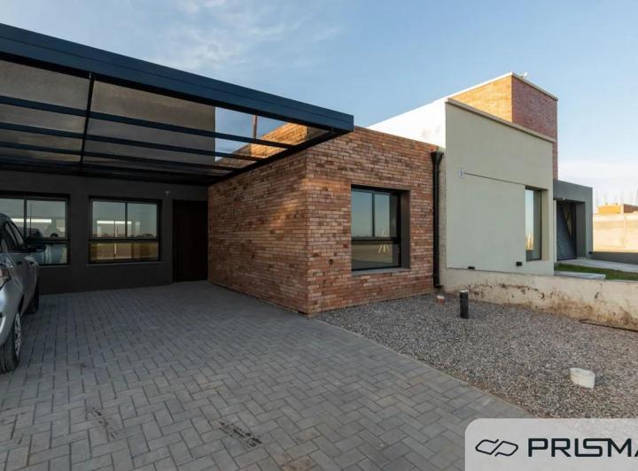 Casa · 94m² · 2 Dormitorios · 2 Cocheras