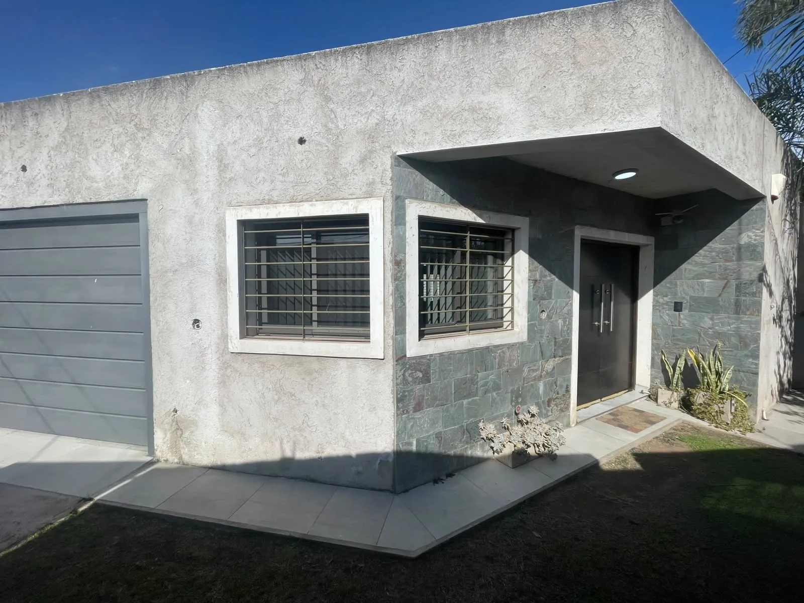 Hermosa Casa amplia con Cochera doble, Patio y Quincho