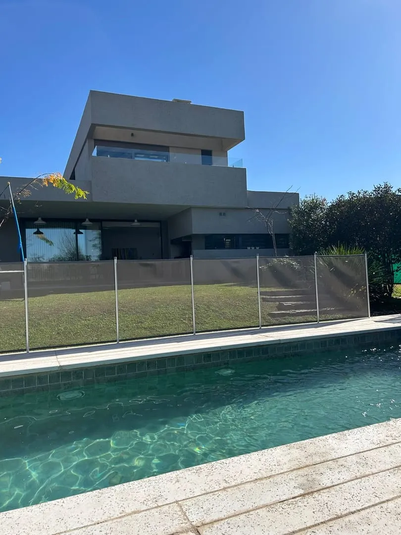 Casa en Venta de 4 Dormitorios Apta Credito en Las Cañitas Barrio Privado