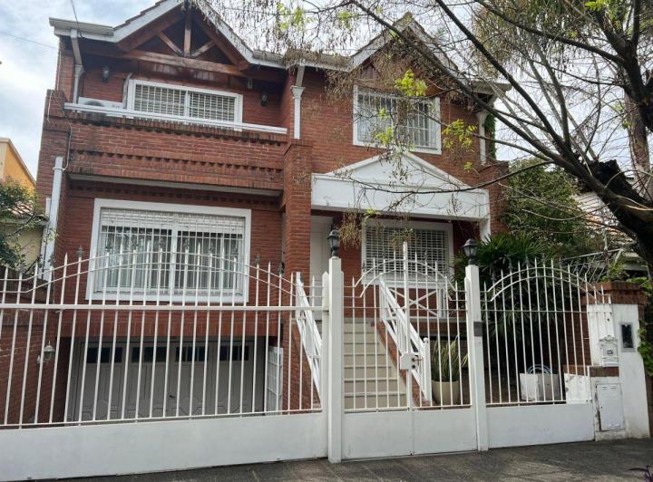 Casa · 300m² · 4 Ambientes · 3 Cocheras