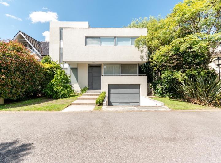 Casa · 450m² · 7 Ambientes · 1 Cochera