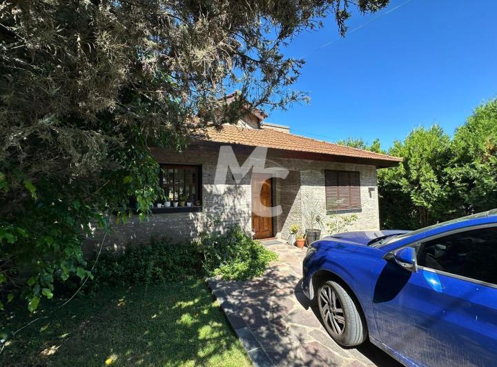 Casa · 140m² · 3 Ambientes · 2 Cocheras