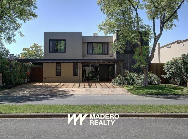 Casa · 450m² · 6 Ambientes · 2 Cocheras