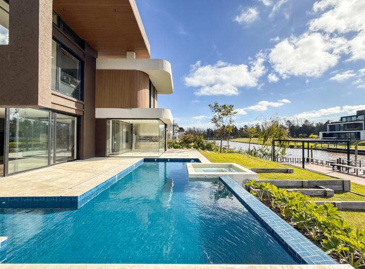 Casa · 450m² · 6 Ambientes · 3 Cocheras