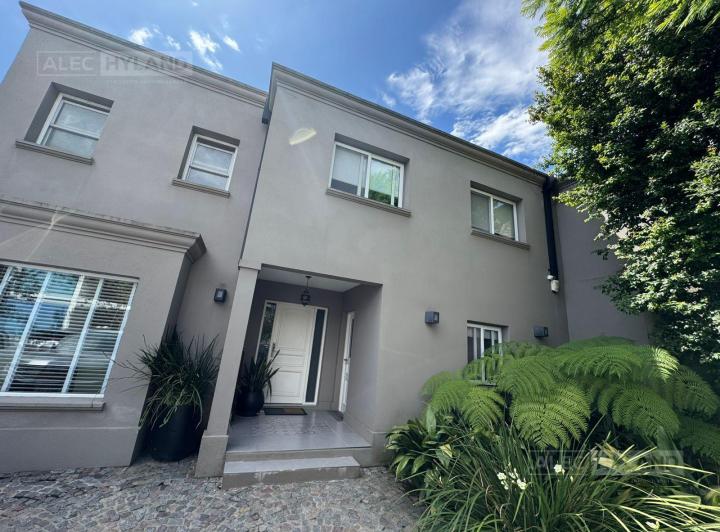 Casa · 322m² · 6 Ambientes · 3 Cocheras