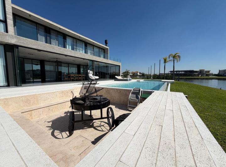 Casa · 600m² · 6 Ambientes · 4 Cocheras