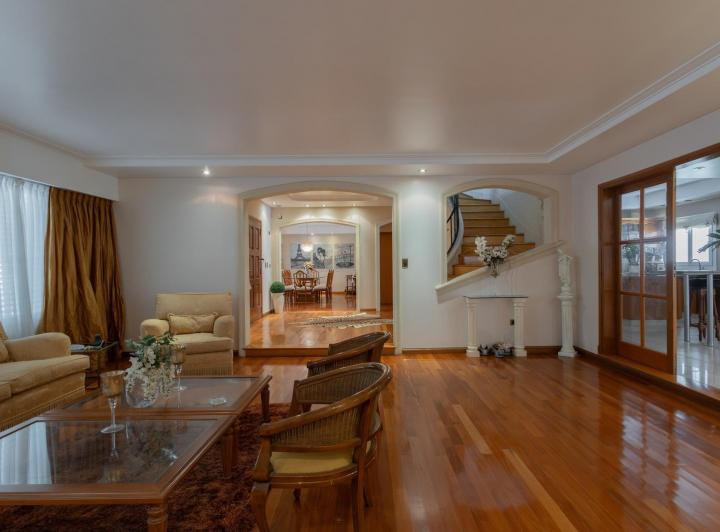 Casa · 450m² · 8 Ambientes · 4 Cocheras
