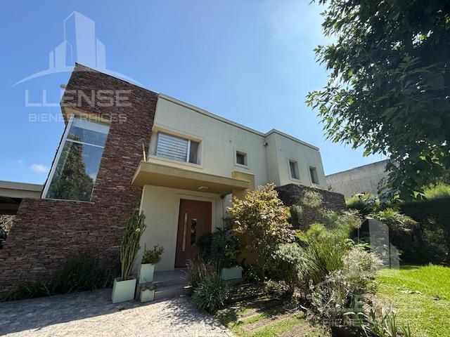 Casa · 238m² · 5 Ambientes · 1 Cochera