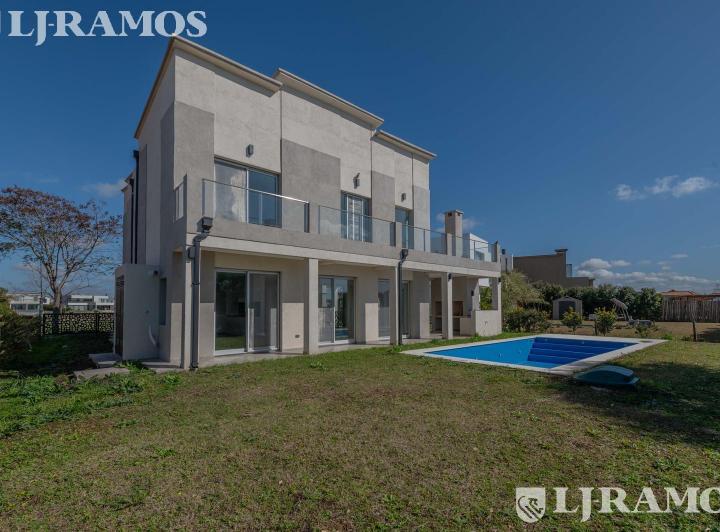 Casa · 248m² · 7 Ambientes · 2 Cocheras