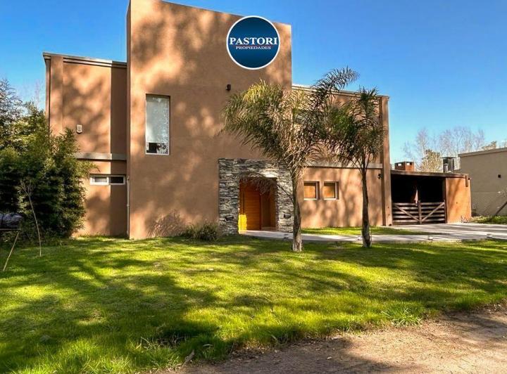 Casa · 177m² · 5 Ambientes · 2 Cocheras