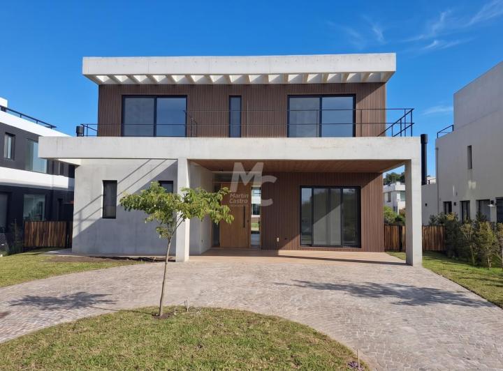 Casa · 463m² · 8 Ambientes · 2 Cocheras