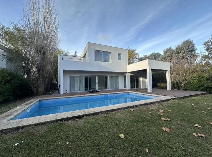 Casa · 270m² · 5 Ambientes · 1 Cochera