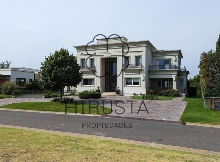 Casa · 1400m² · 9 Ambientes · 7 Cocheras