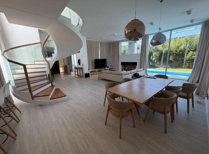 Casa · 350m² · 6 Ambientes · 2 Cocheras