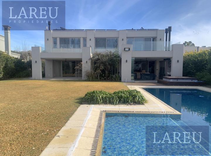 Casa · 1200m² · 7 Ambientes · 2 Cocheras
