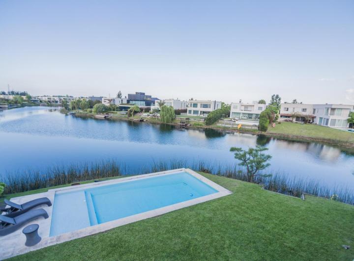 Casa · 320m² · 5 Ambientes · 2 Cocheras